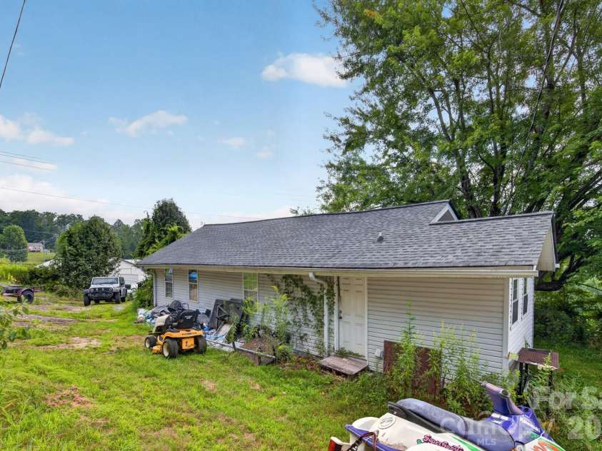 1324 Low Gap Road, Hendersonville, NC 28792.  MLS# CAR4414417, YatesRealty ID 47556. 