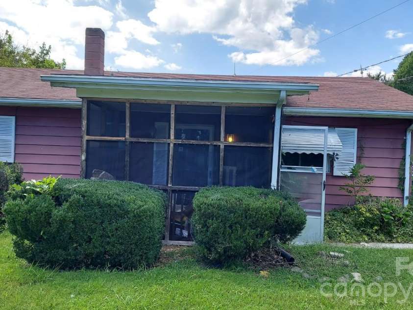 109 Barbara Avenue, Mount Airy, NC 27030.  MLS# CAR4419336, YatesRealty ID 47557. 