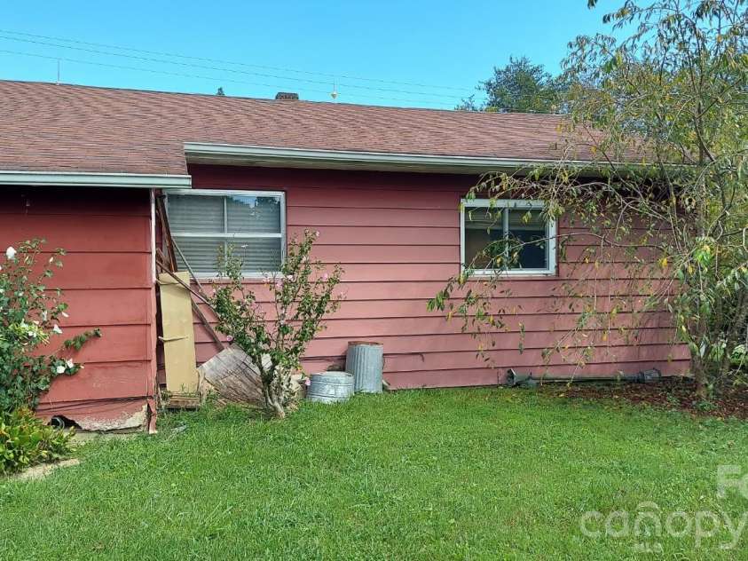 109 Barbara Avenue, Mount Airy, NC 27030.  MLS# CAR4419336, YatesRealty ID 47557. 