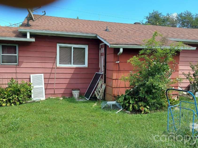 109 Barbara Avenue, Mount Airy, NC 27030.  MLS# CAR4419336, YatesRealty ID 47557. 