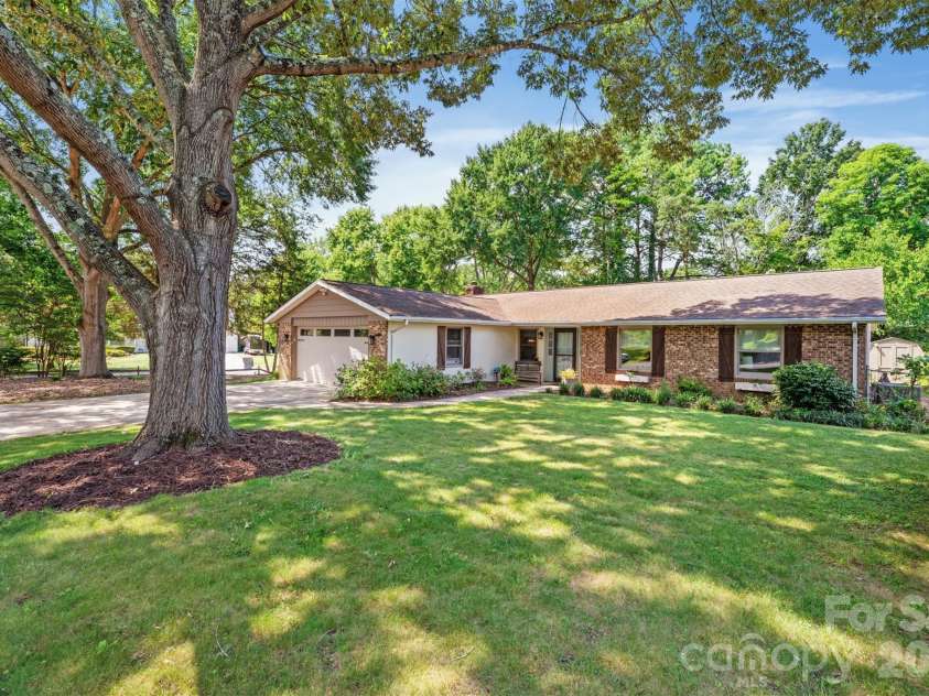 5934 Tillery Drive, Charlotte, NC 28226.  MLS# CAR4417835, YatesRealty ID 47561. A tree fit for a rope swing