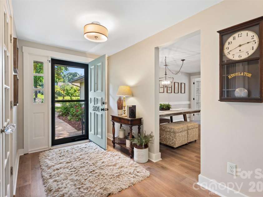 5934 Tillery Drive, Charlotte, NC 28226.  MLS# CAR4417835, YatesRealty ID 47561. Bright entryway