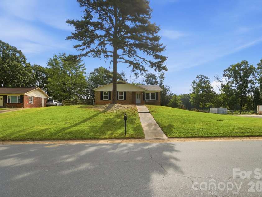 9933 Starwood Drive, Charlotte, NC 28215.  MLS# CAR4419071, YatesRealty ID 47562. 