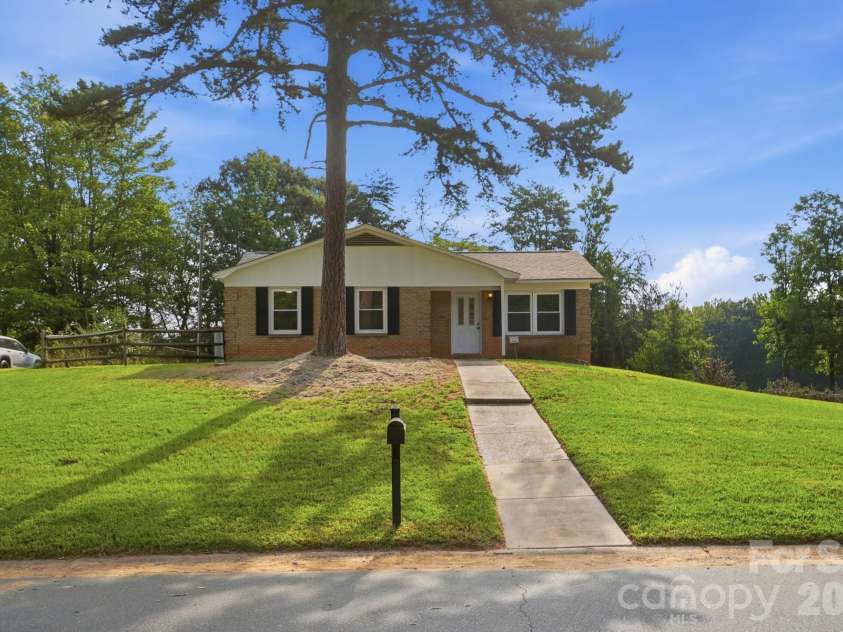 9933 Starwood Drive, Charlotte, NC 28215.  MLS# CAR4419071, YatesRealty ID 47562. 