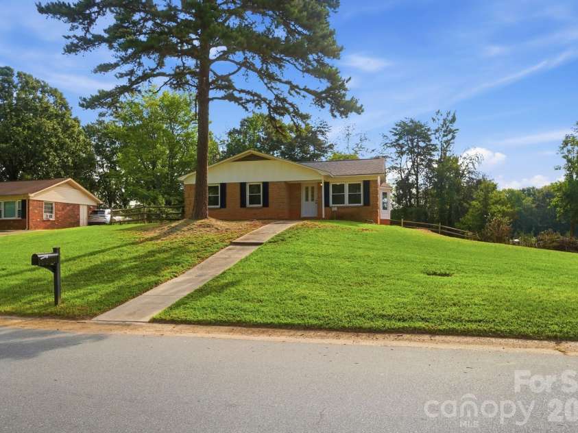 9933 Starwood Drive, Charlotte, NC 28215.  MLS# CAR4419071, YatesRealty ID 47562. 