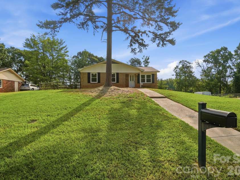 9933 Starwood Drive, Charlotte, NC 28215.  MLS# CAR4419071, YatesRealty ID 47562. 