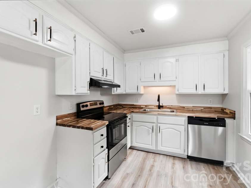 9933 Starwood Drive, Charlotte, NC 28215.  MLS# CAR4419071, YatesRealty ID 47562. 