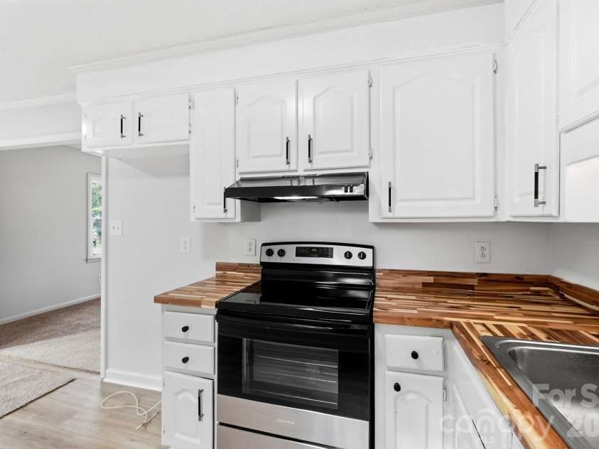 9933 Starwood Drive, Charlotte, NC 28215.  MLS# CAR4419071, YatesRealty ID 47562. 