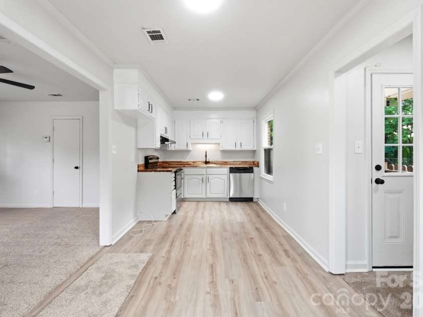9933 Starwood Drive, Charlotte, NC 28215.  MLS# CAR4419071, YatesRealty ID 47562. 