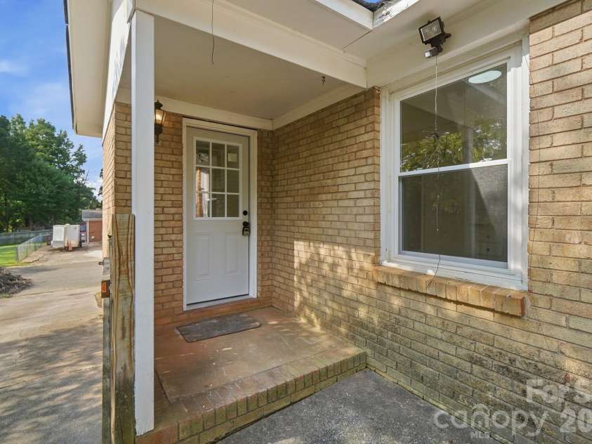 9933 Starwood Drive, Charlotte, NC 28215.  MLS# CAR4419071, YatesRealty ID 47562. 