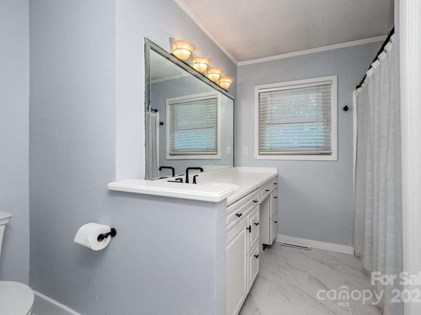 7407 Forney Hill Road, Denver, NC 28037.  MLS# CAR4222546, YatesRealty ID 4757. Main floor bath