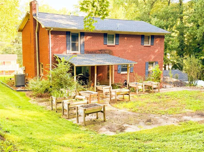 301 Starmount Drive, Statesville, NC 28677.  MLS# CAR4418408, YatesRealty ID 47574. 