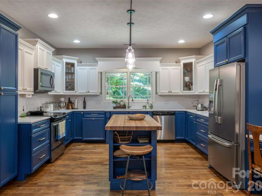 170 Cape Martin Circle, Hendersonville, NC 28791.  MLS# CAR4417853, YatesRealty ID 47575. 