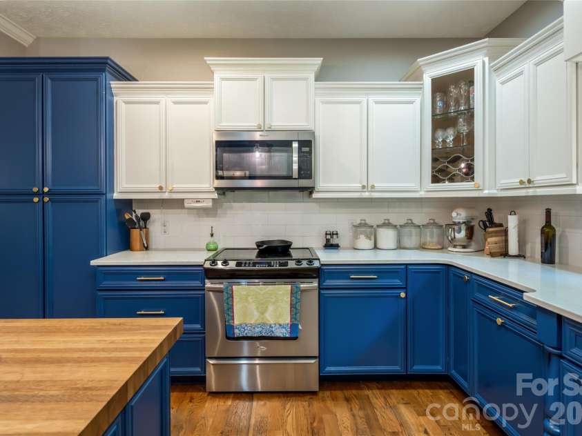 170 Cape Martin Circle, Hendersonville, NC 28791.  MLS# CAR4417853, YatesRealty ID 47575. 