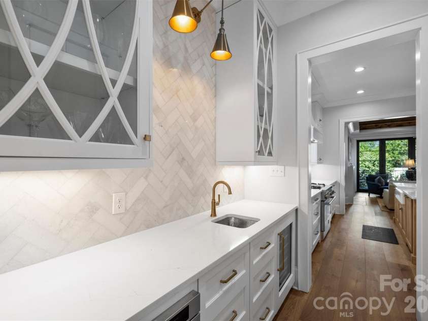 2714 Selwyn Avenue, Charlotte, NC 28209.  MLS# CAR4354607, YatesRealty ID 4758. 