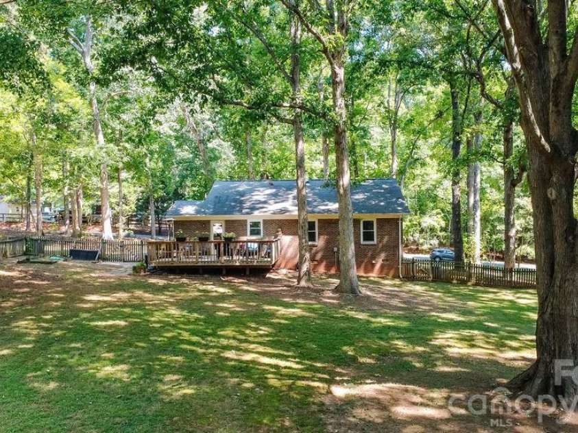 6713 High Gap Road, Waxhaw, NC 28173.  MLS# CAR4419220, YatesRealty ID 47585. 