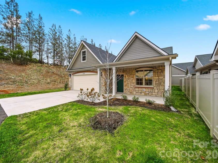 827C Wynnshire Drive, Hickory, NC 28601.  MLS# CAR4418922, YatesRealty ID 47587. 