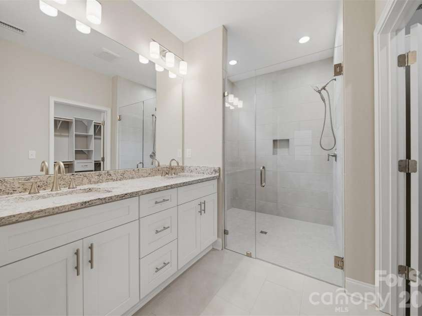 827C Wynnshire Drive, Hickory, NC 28601.  MLS# CAR4418922, YatesRealty ID 47587. 
