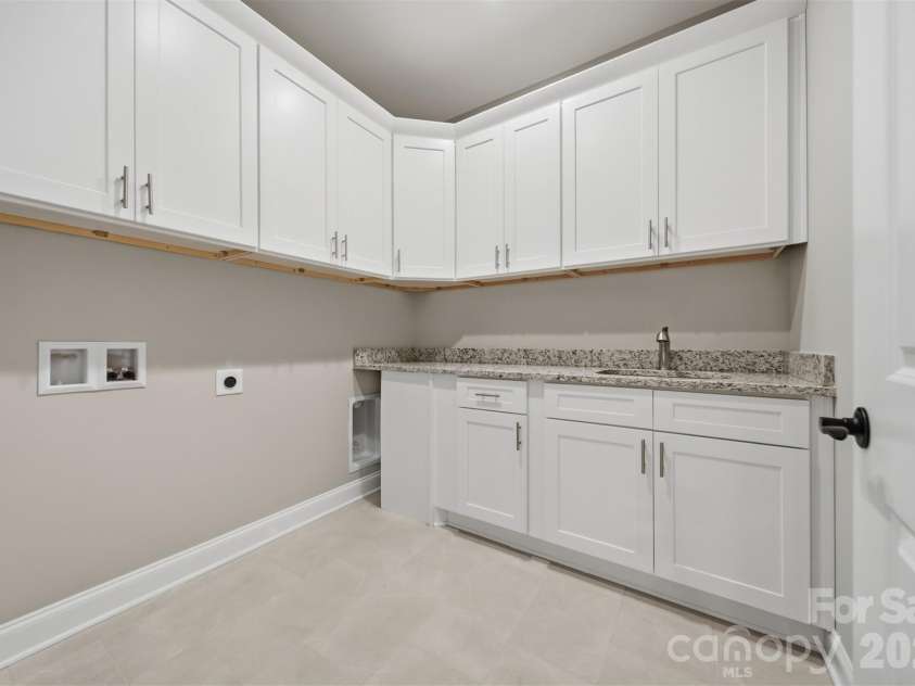 827C Wynnshire Drive, Hickory, NC 28601.  MLS# CAR4418922, YatesRealty ID 47587. 