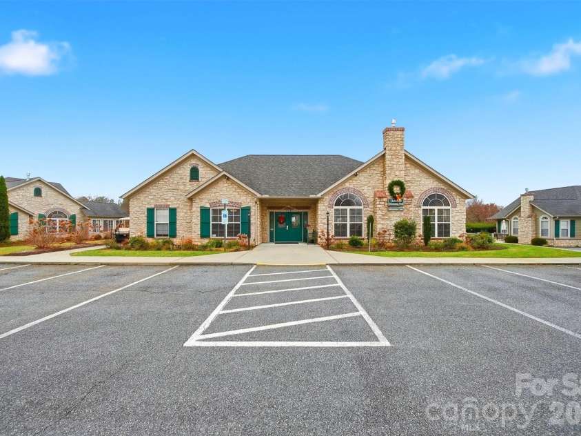 827C Wynnshire Drive, Hickory, NC 28601.  MLS# CAR4418922, YatesRealty ID 47587. 