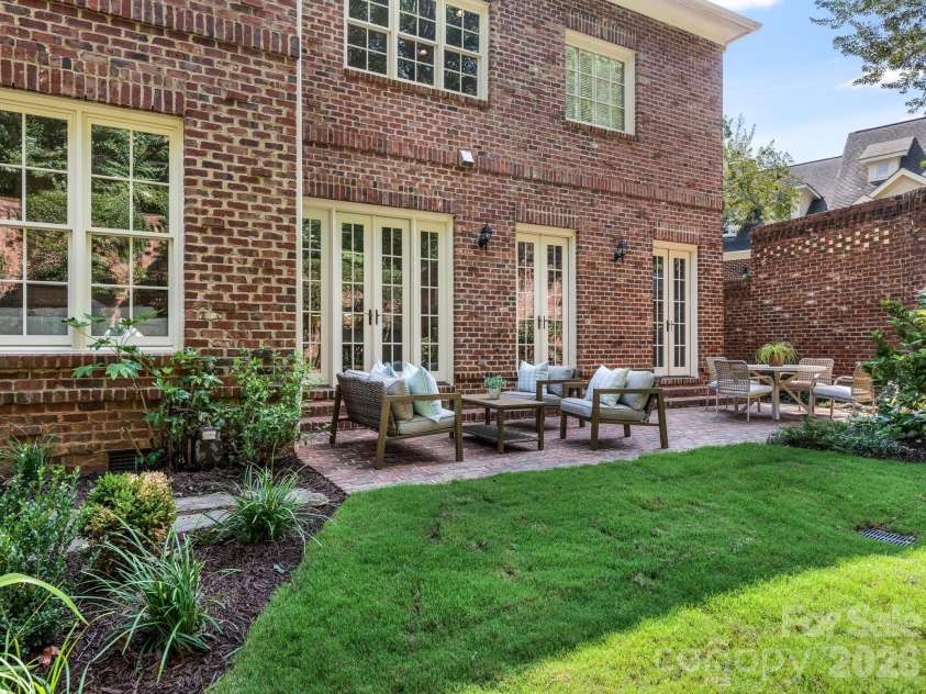 221 Crownsgate Court, Charlotte, NC 28207.  MLS# CAR4417908, YatesRealty ID 47590. 