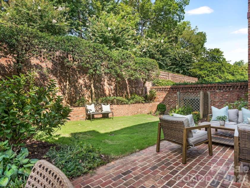 221 Crownsgate Court, Charlotte, NC 28207.  MLS# CAR4417908, YatesRealty ID 47590. 