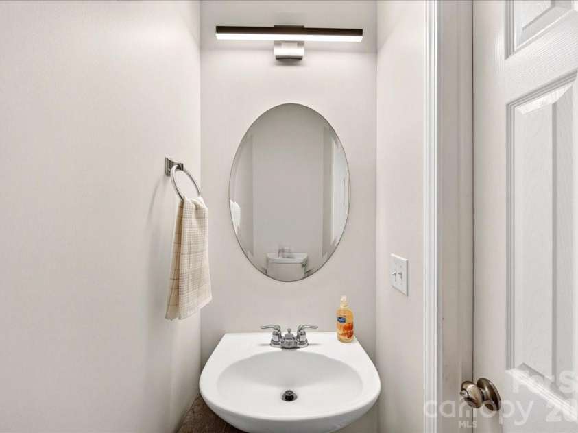 11638 Stockdale Court, Pineville, NC 28134.  MLS# CAR4417913, YatesRealty ID 47593. Half Bath
