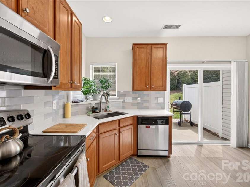 11638 Stockdale Court, Pineville, NC 28134.  MLS# CAR4417913, YatesRealty ID 47593. Kitchen