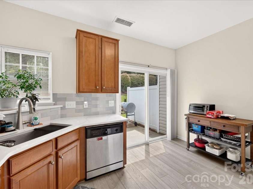11638 Stockdale Court, Pineville, NC 28134.  MLS# CAR4417913, YatesRealty ID 47593. Kitchen