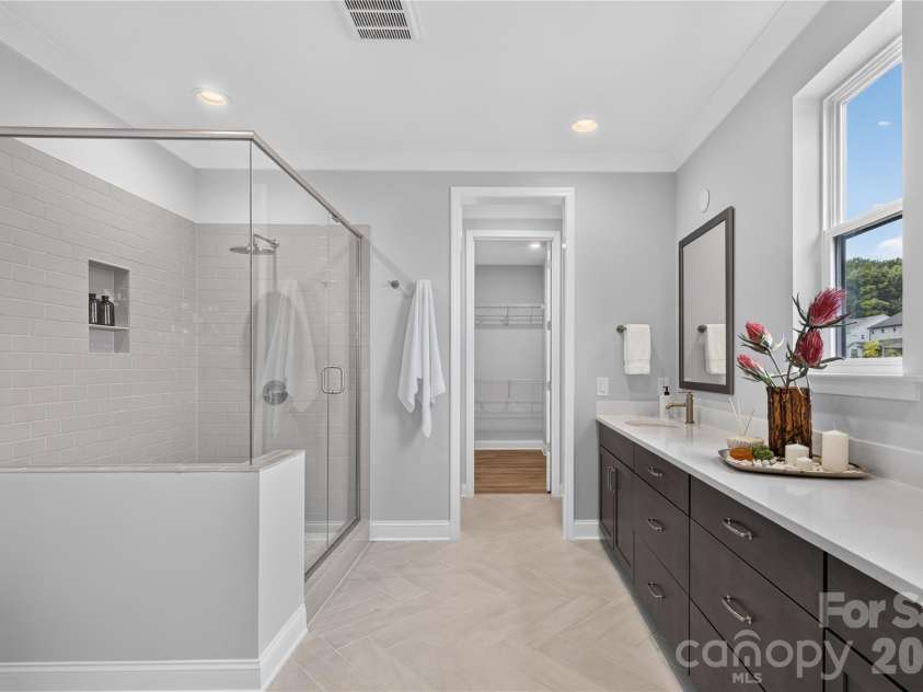 15016 Brownleigh Lane, Huntersville, NC 28078.  MLS# CAR4419395, YatesRealty ID 47597. Primary bath