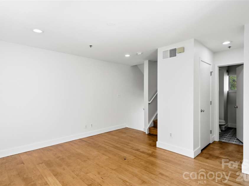 2090 Atherton Heights Lane, Charlotte, NC 28203.  MLS# CAR4419169, YatesRealty ID 47599. 