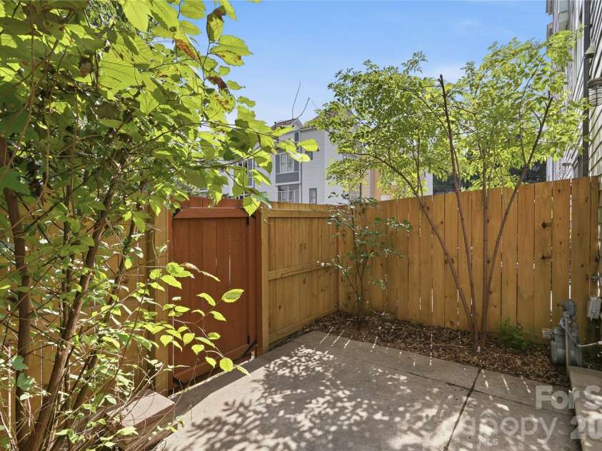 2090 Atherton Heights Lane, Charlotte, NC 28203.  MLS# CAR4419169, YatesRealty ID 47599. 