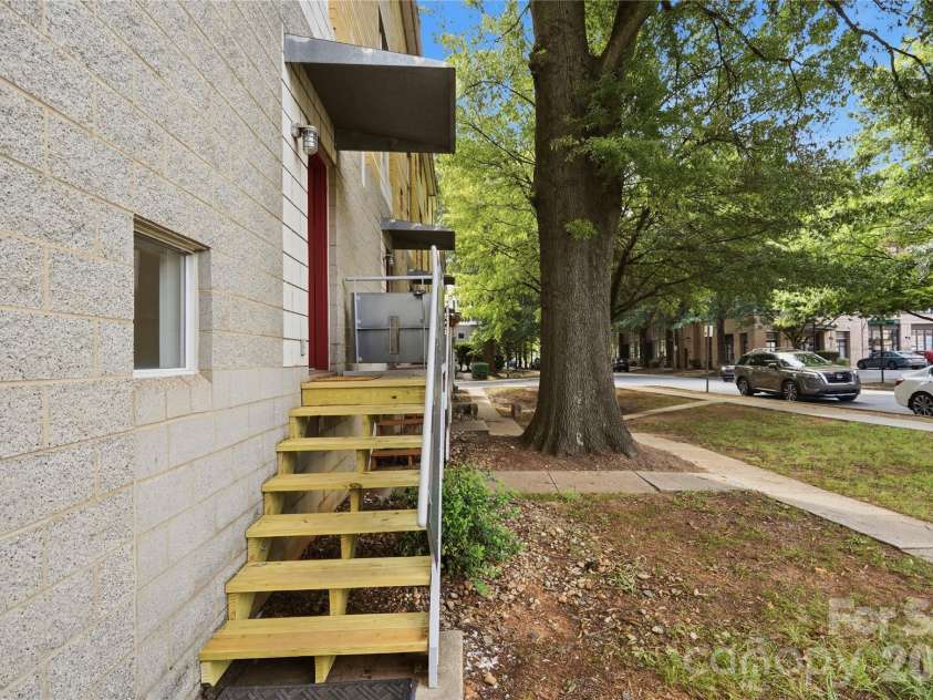 2090 Atherton Heights Lane, Charlotte, NC 28203.  MLS# CAR4419169, YatesRealty ID 47599. 