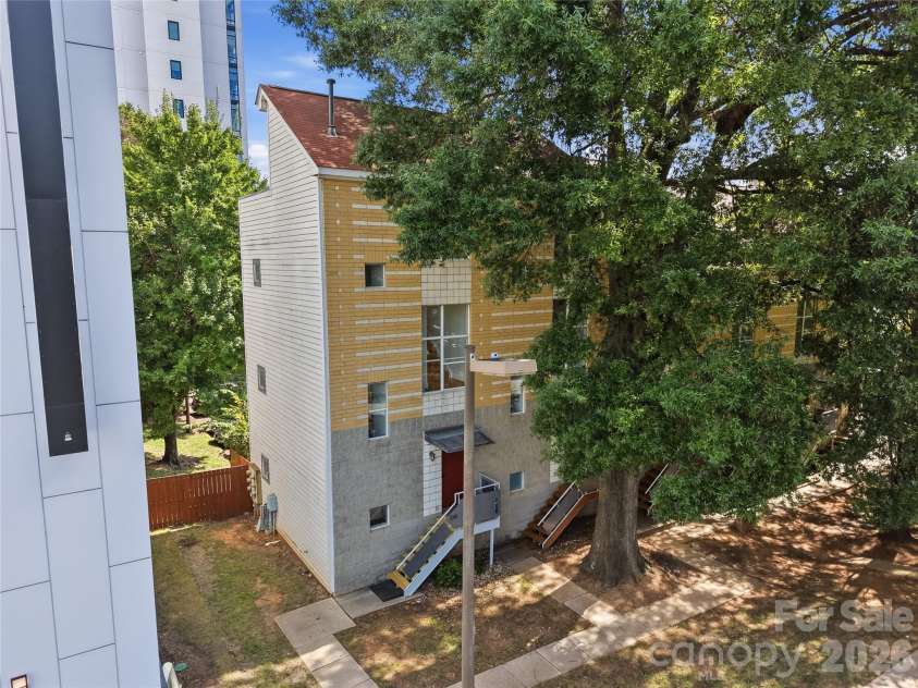 2090 Atherton Heights Lane, Charlotte, NC 28203.  MLS# CAR4419169, YatesRealty ID 47599. End Unit