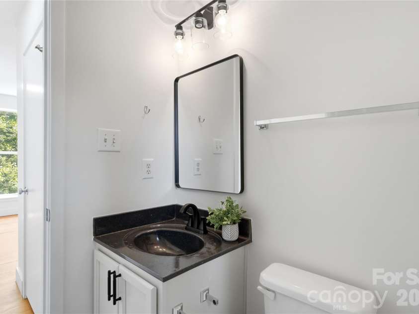 2090 Atherton Heights Lane, Charlotte, NC 28203.  MLS# CAR4419169, YatesRealty ID 47599. Primary Bathroom