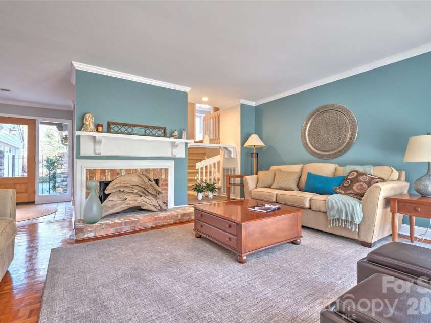 31 Fairway Ridge, Lake Wylie, SC 29710.  MLS# CAR4355694, YatesRealty ID 4760. Gas logs light up to warm the area during chilly days and nights