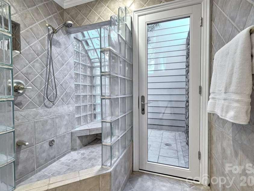 31 Fairway Ridge, Lake Wylie, SC 29710.  MLS# CAR4355694, YatesRealty ID 4760. Master bathroom