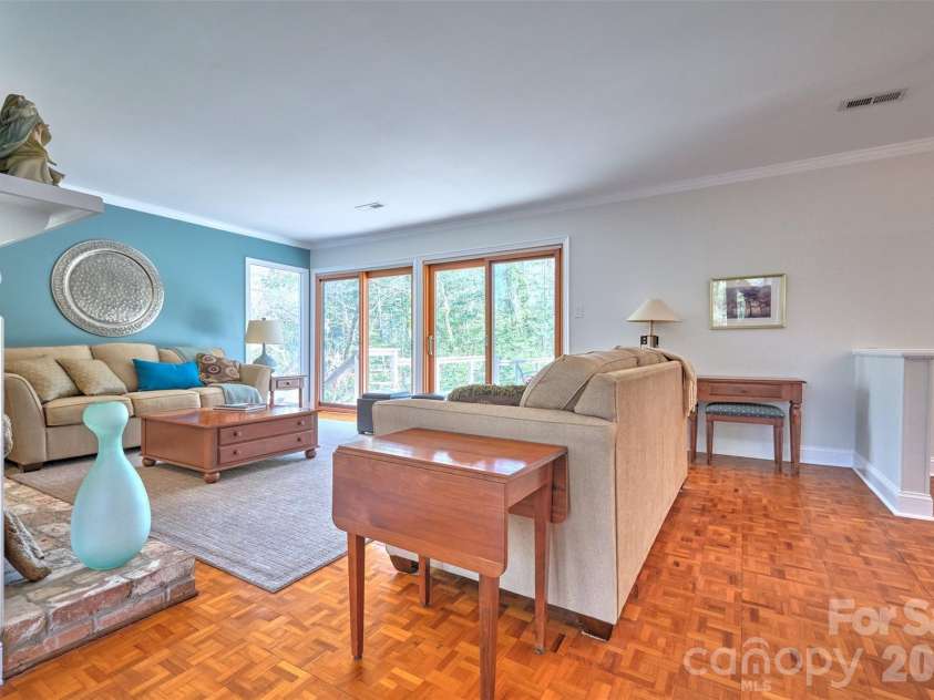 31 Fairway Ridge, Lake Wylie, SC 29710.  MLS# CAR4355694, YatesRealty ID 4760. Tons of natural light