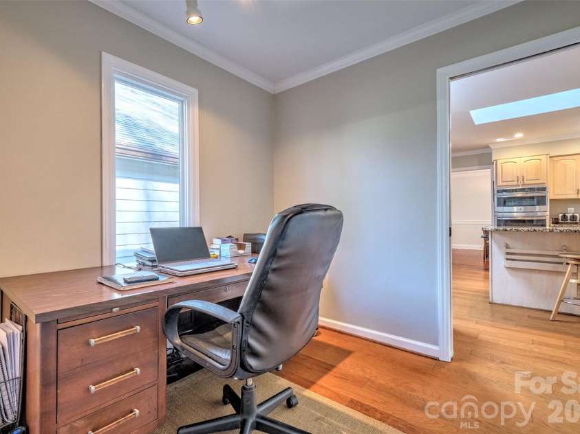 31 Fairway Ridge, Lake Wylie, SC 29710.  MLS# CAR4355694, YatesRealty ID 4760. Work from home in this office/flex space