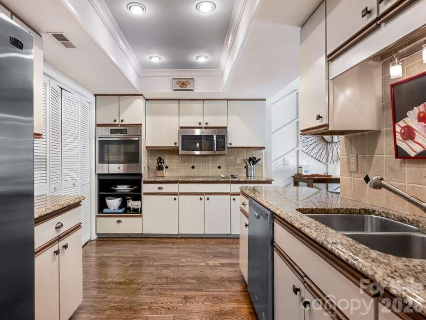 6504 Racquet Wood Court, Charlotte, NC 28226.  MLS# CAR4419127, YatesRealty ID 47601. Kitchen