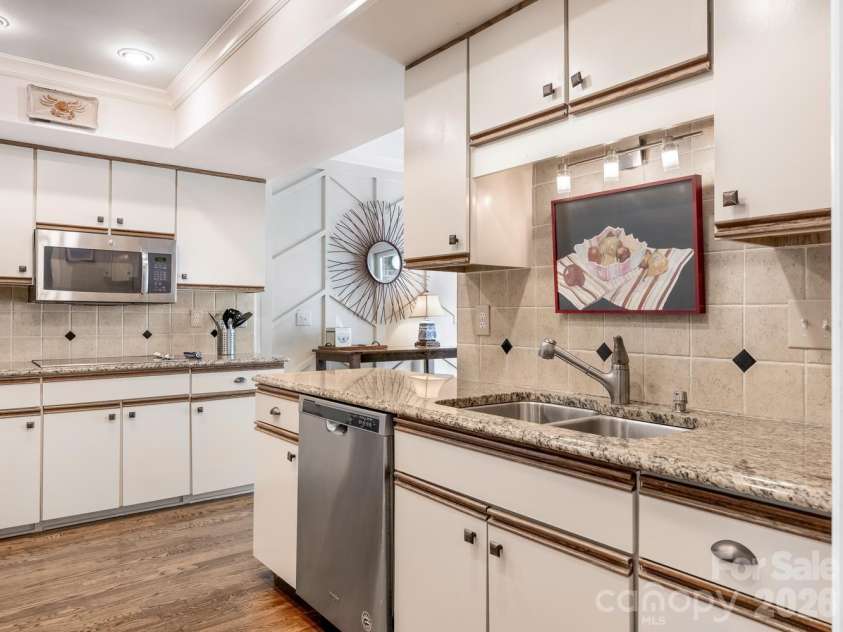 6504 Racquet Wood Court, Charlotte, NC 28226.  MLS# CAR4419127, YatesRealty ID 47601. Kitchen