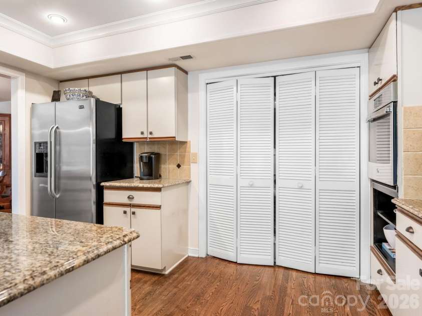 6504 Racquet Wood Court, Charlotte, NC 28226.  MLS# CAR4419127, YatesRealty ID 47601. Kitchen with laundry/ pantry closet