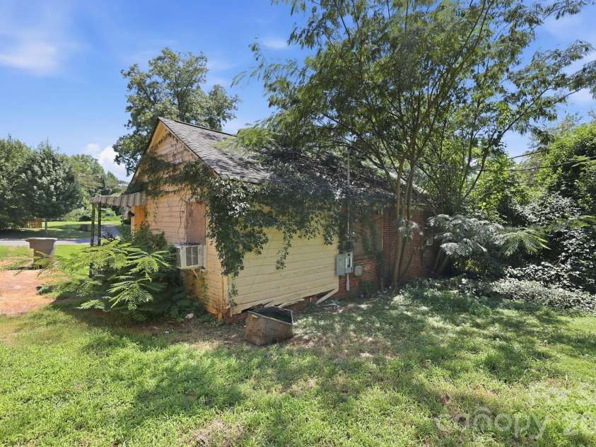 2840 Cowles Road, Charlotte, NC 28208.  MLS# CAR4418445, YatesRealty ID 47611. 