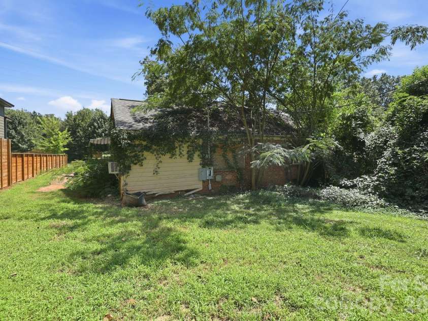 2840 Cowles Road, Charlotte, NC 28208.  MLS# CAR4418445, YatesRealty ID 47611. 