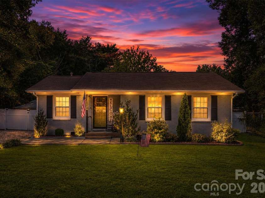 19213 Carter Circle, Cornelius, NC 28031.  MLS# CAR4418542, YatesRealty ID 47616. 