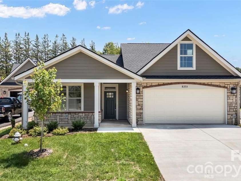 827D Wynnshire Drive, Hickory, NC 28601.  MLS# CAR4418974, YatesRealty ID 47619. 