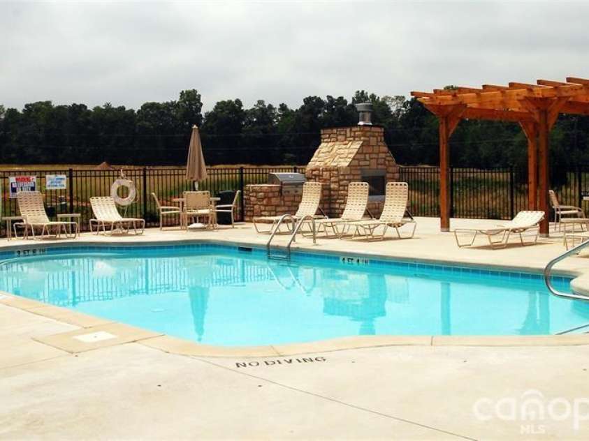 827D Wynnshire Drive, Hickory, NC 28601.  MLS# CAR4418974, YatesRealty ID 47619. 