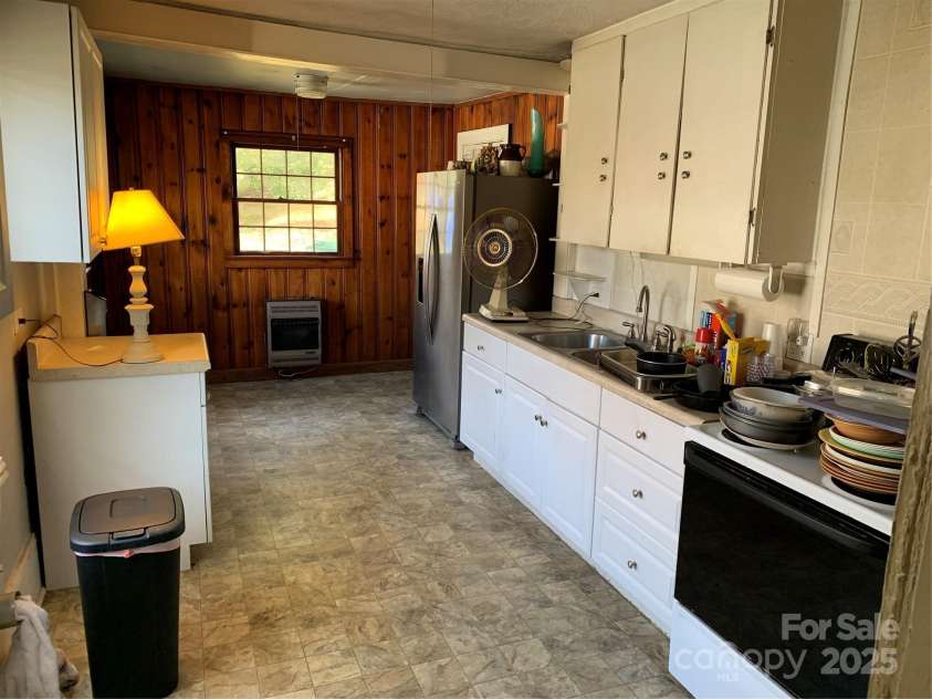 352 London Road, Asheville, NC 28803.  MLS# CAR4325253, YatesRealty ID 4762. Kitchen