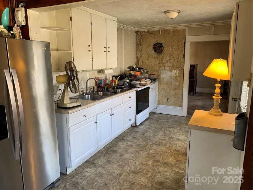 352 London Road, Asheville, NC 28803.  MLS# CAR4325253, YatesRealty ID 4762. Kitchen