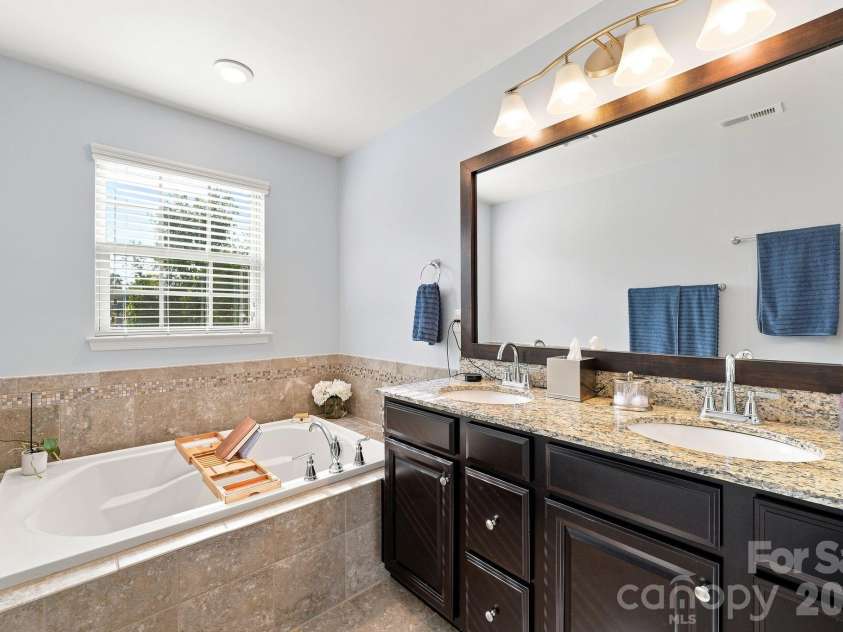 3610 Dolly Madison Road, Charlotte, NC 28208.  MLS# CAR4419185, YatesRealty ID 47622. Soaking tub
